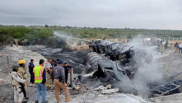 Conductor de pipa incendiada pudiera ser de Nuevo León