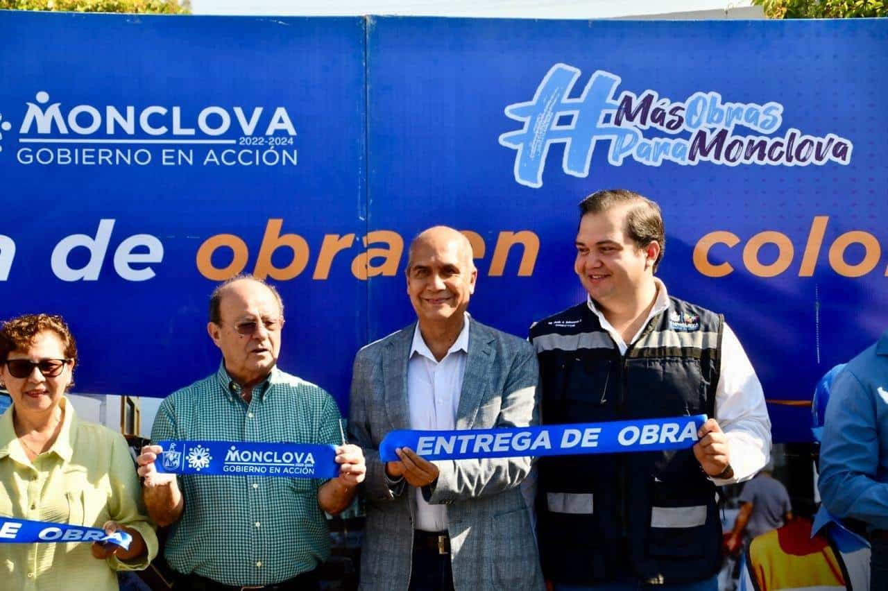 El alcalde Dr. Mario Dávila Delgado y vecinos cortaron el listón con la cual entregan calles recarpeteadas y pavimentadas, en la colonia Brisas del Valle, obra que beneficia a más de 3,200 personas de la zona.