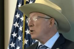 Ken Salazar se lanza contra AMLO por negarse a recibir apoyo