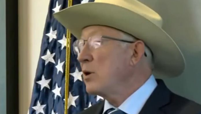 Ken Salazar se lanza contra AMLO por negarse a recibir apoyo