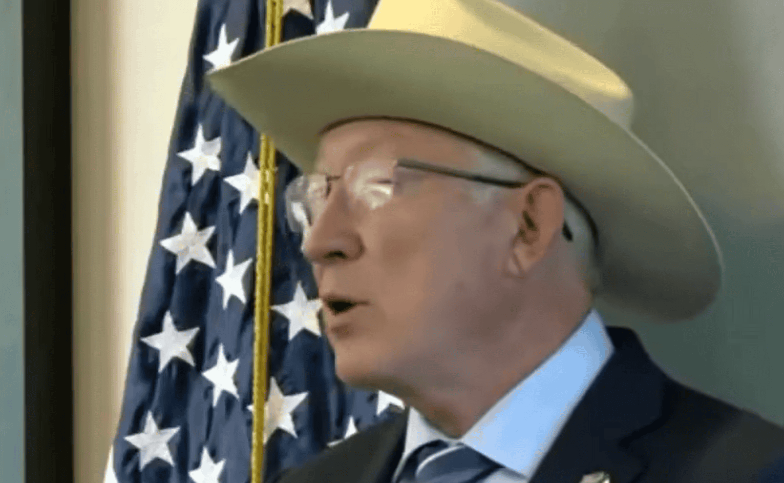 Ken Salazar se lanza contra AMLO por negarse a recibir apoyo