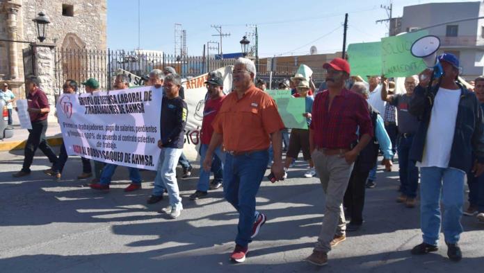 Marchan obreros; exigen sus pagos