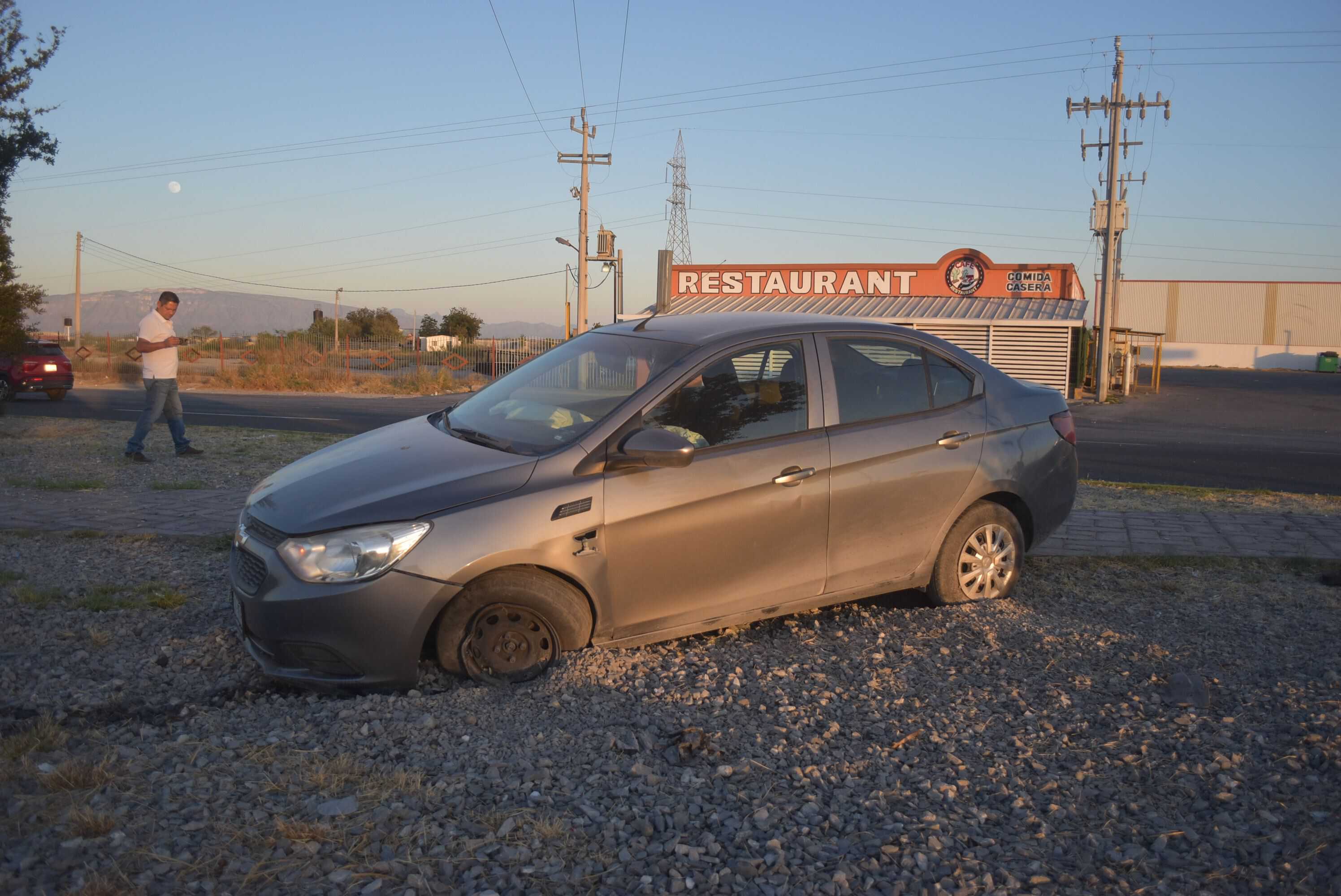 Trepa auto a camellón