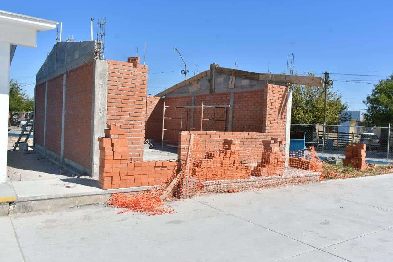 Supervisan avances en aula didáctica en la Escuela Primaria Benito Juárez