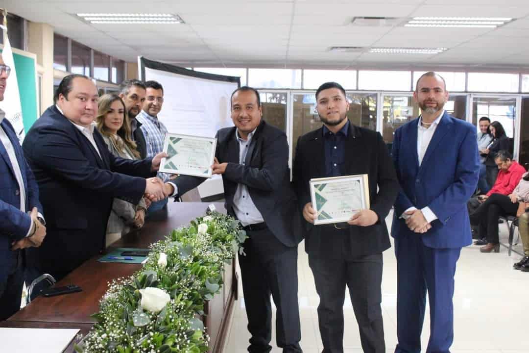 Entregan premios de vinculación reconocimiento a estudiantes y empresarios.