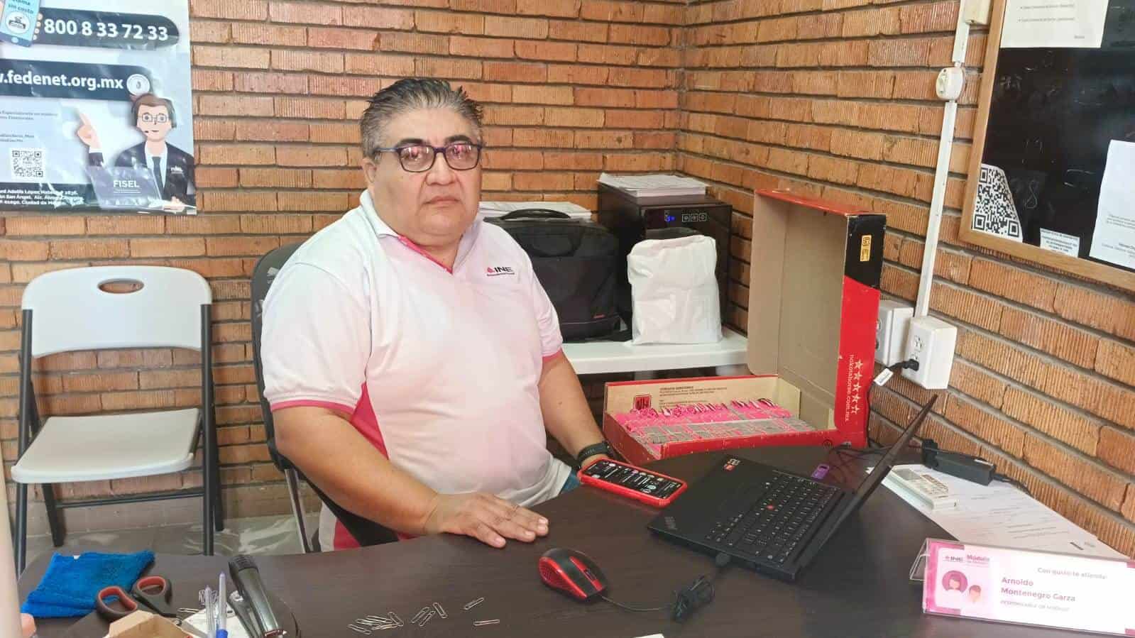 Arnoldo Montenegro Garza encargado del módulo del INE.