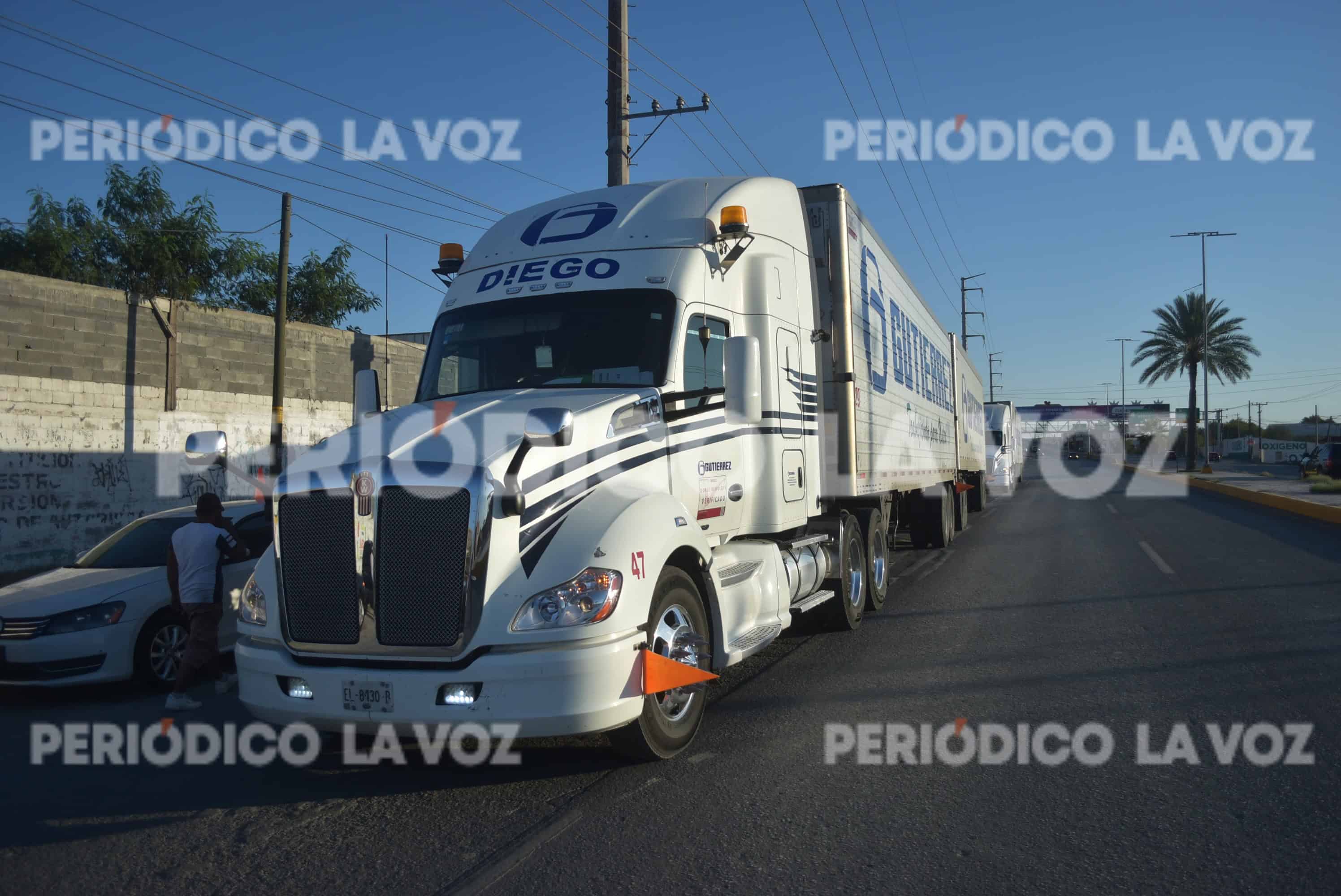 Da besito a auto con tráiler