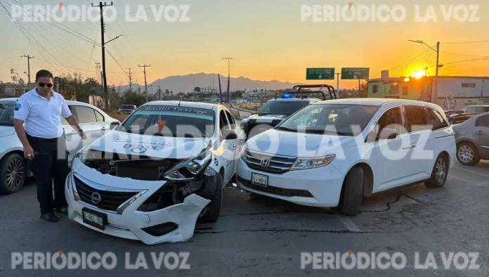 Lesiona en choque a pasajeras de taxi