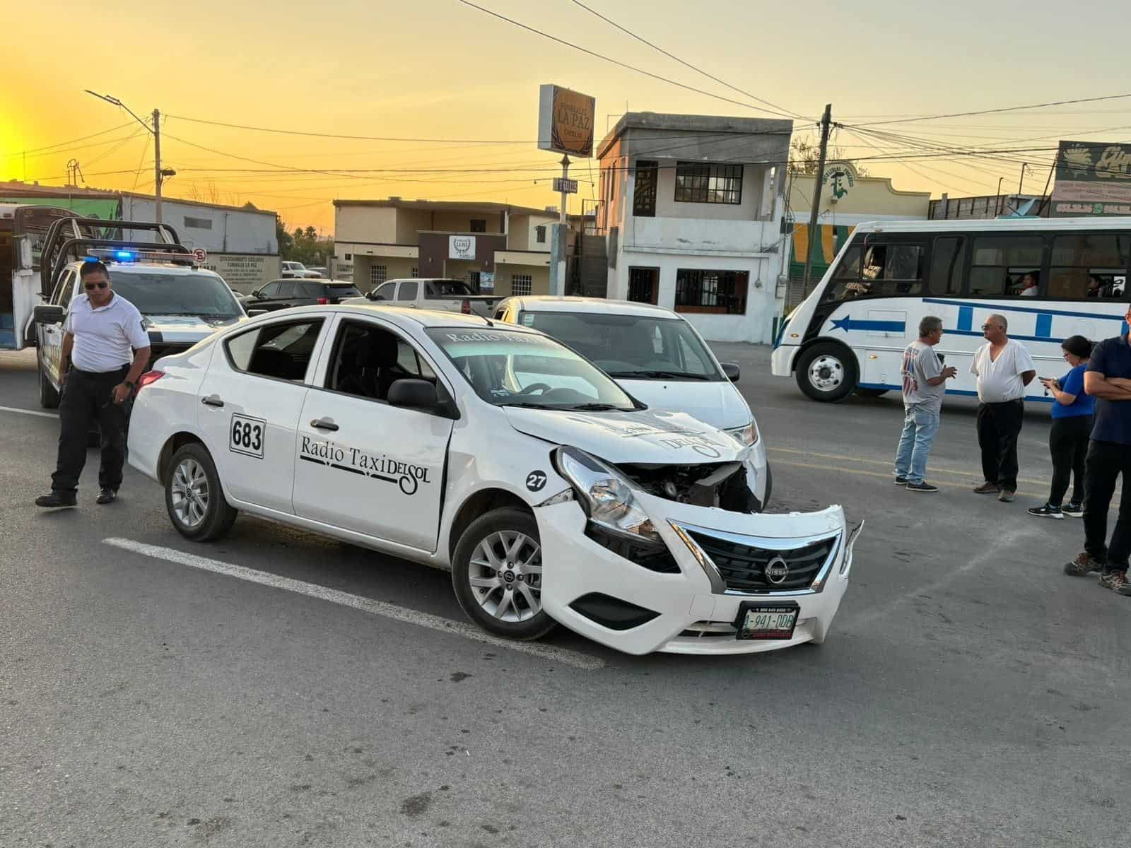 Lesiona en choque a pasajeras de taxi