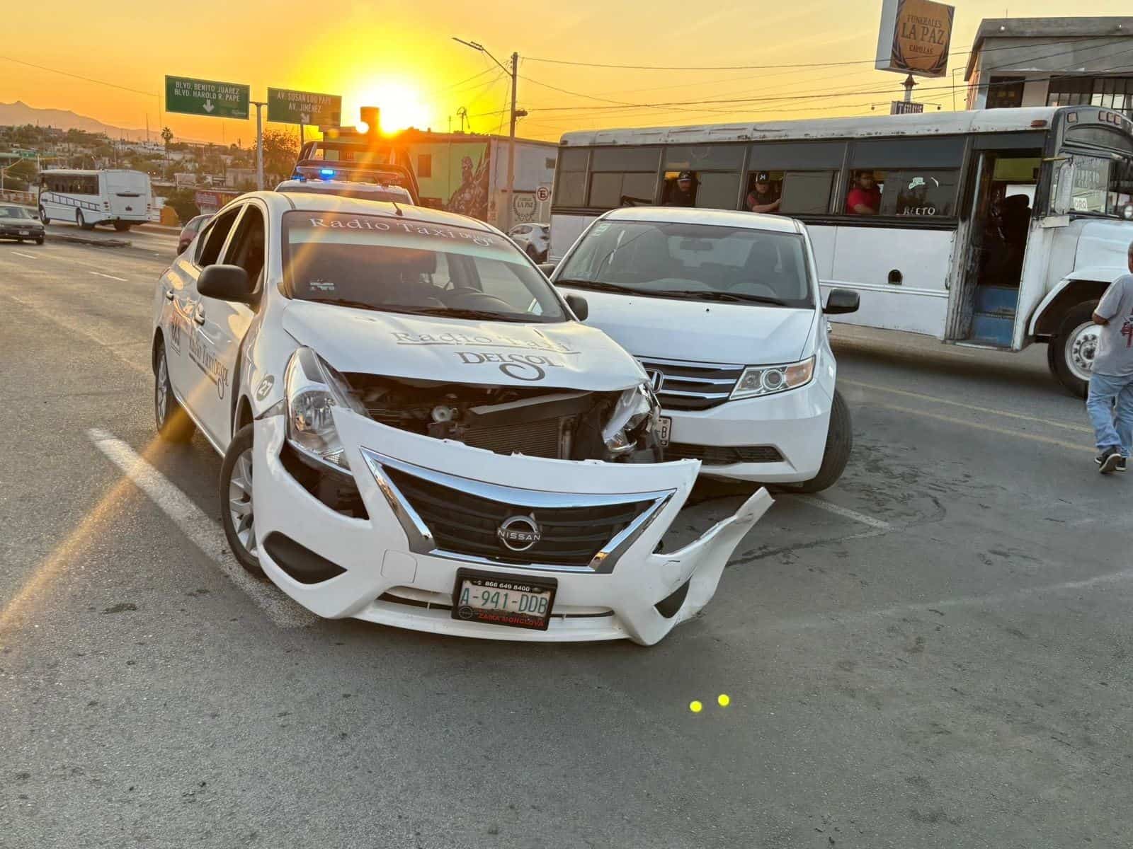 Lesiona en choque a pasajeras de taxi