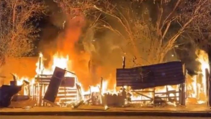 Jóvenes INCENDIAN VIVIENDA en la Colonia Valle del Norte