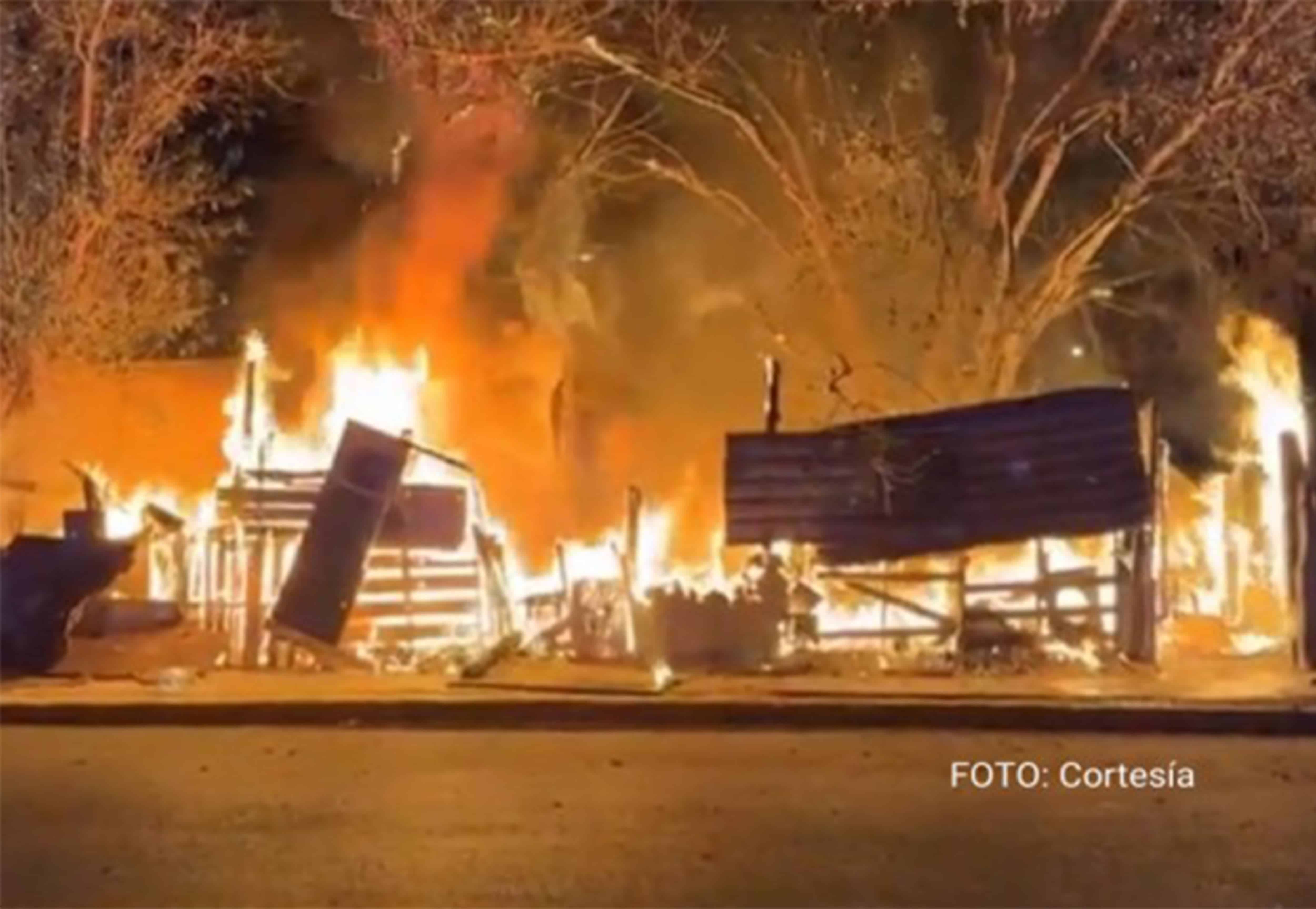 El fuego comenzó en el patio de la casa, afectando la barda de madera, varios objetos almacenados y algunos árboles, hasta extenderse finalmente a la vivienda.