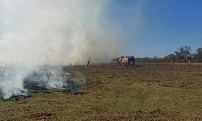 Controlan Incendio de Pastizal en la Carretera 57