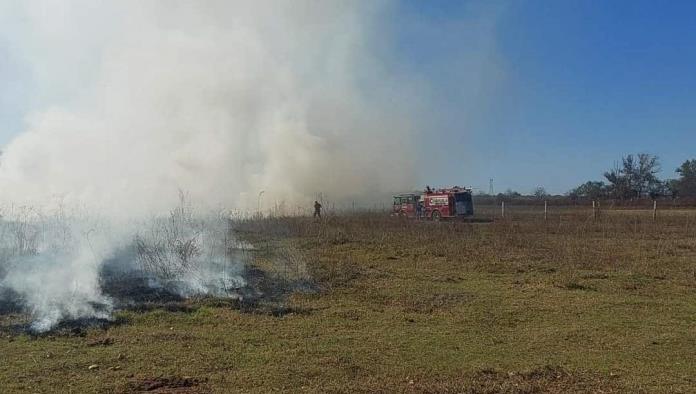 Controlan Incendio de Pastizal en la Carretera 57