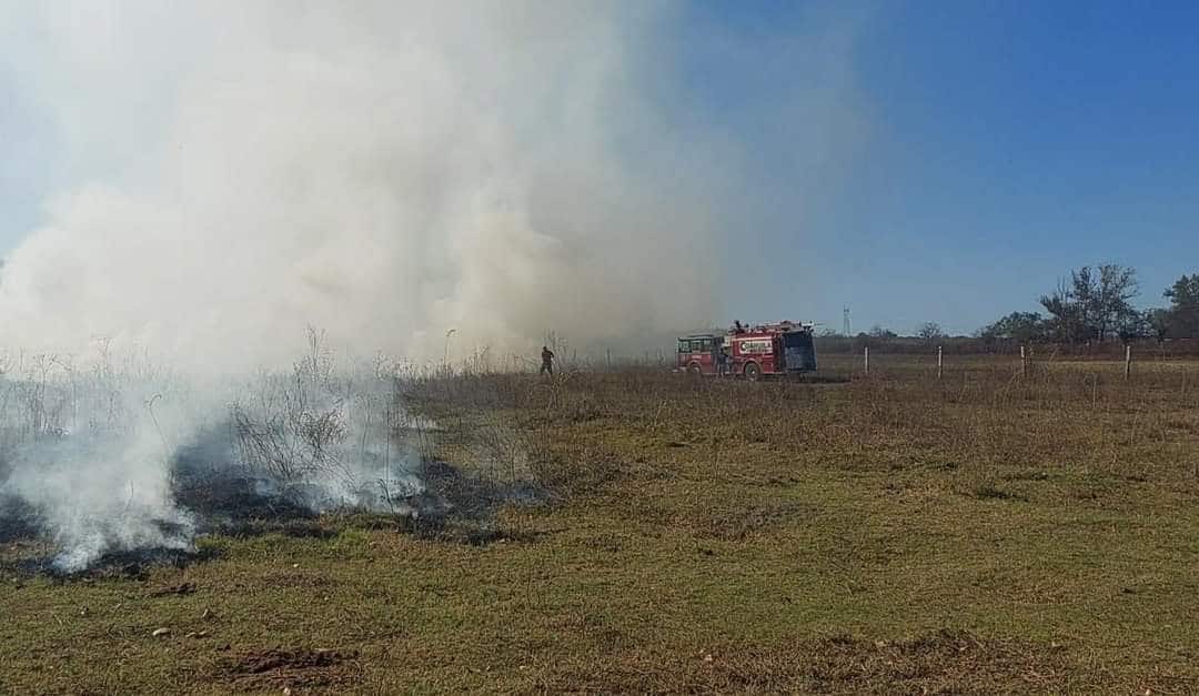 Controlan Incendio de Pastizal en la Carretera 57