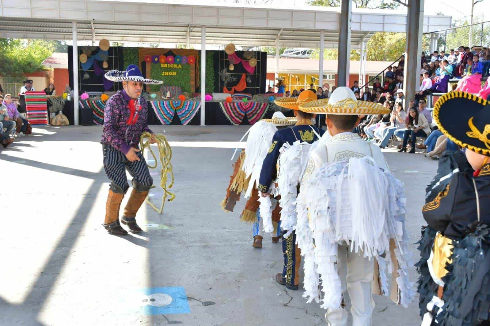 Primaria Miguel Hidalgo celebra aniversario de la Revolución