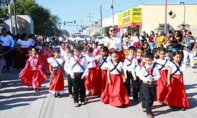 Desfile revolucionario llena de color las calles del municipio de Nava