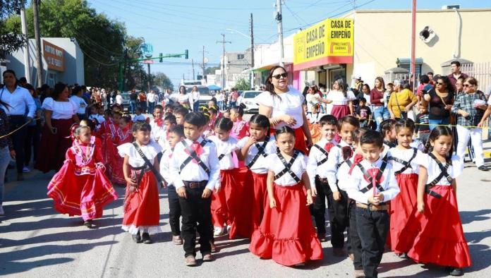 Desfile revolucionario llena de color las calles del municipio de Nava