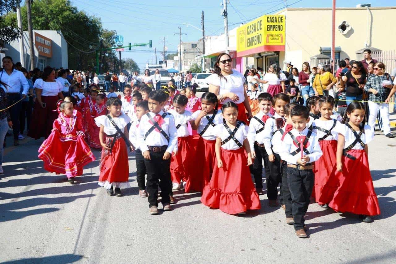 Desfile revolucionario llena de color las calles del municipio de Nava