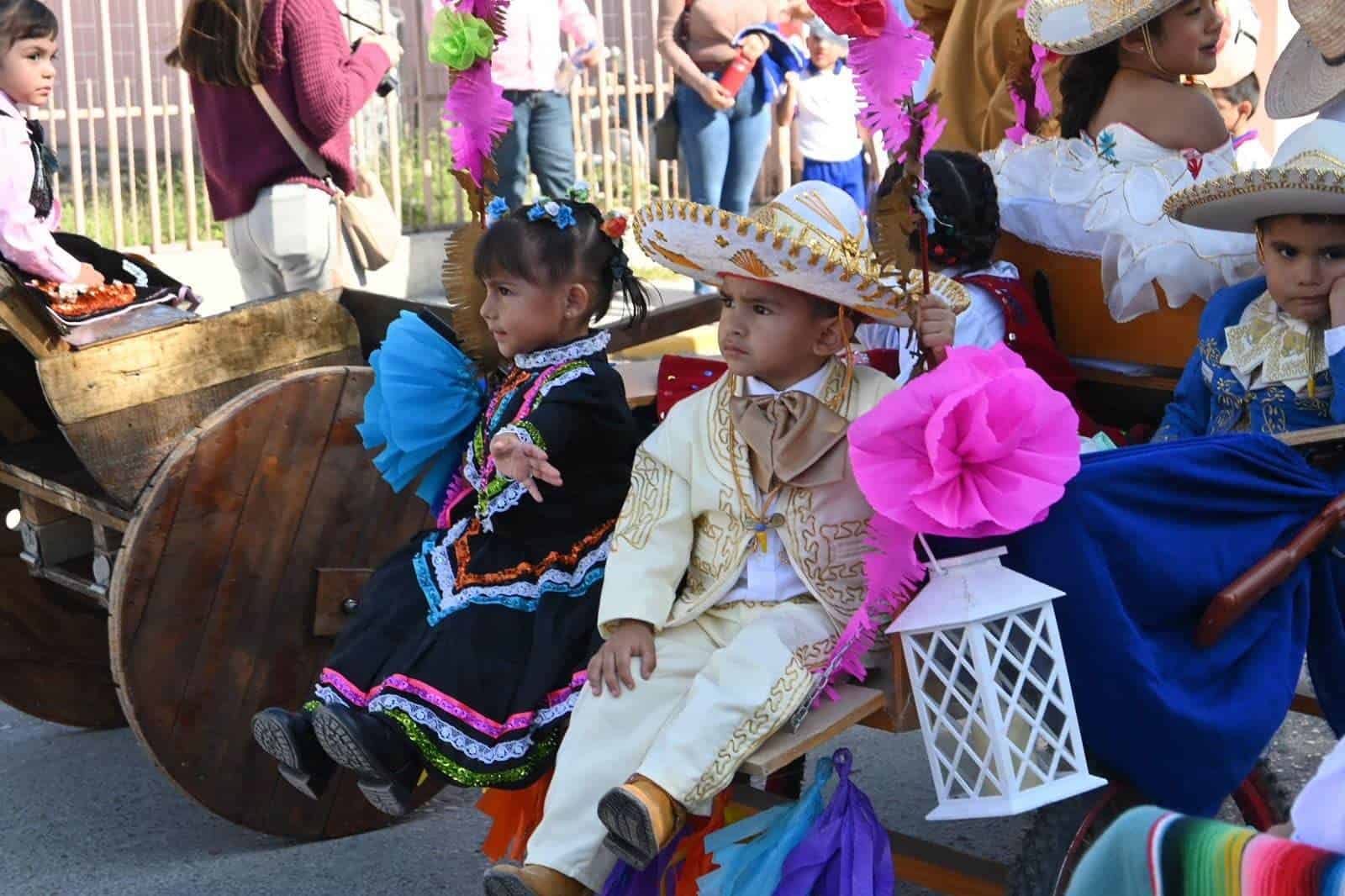 Desfile revolucionario llena de color las calles del municipio de Nava