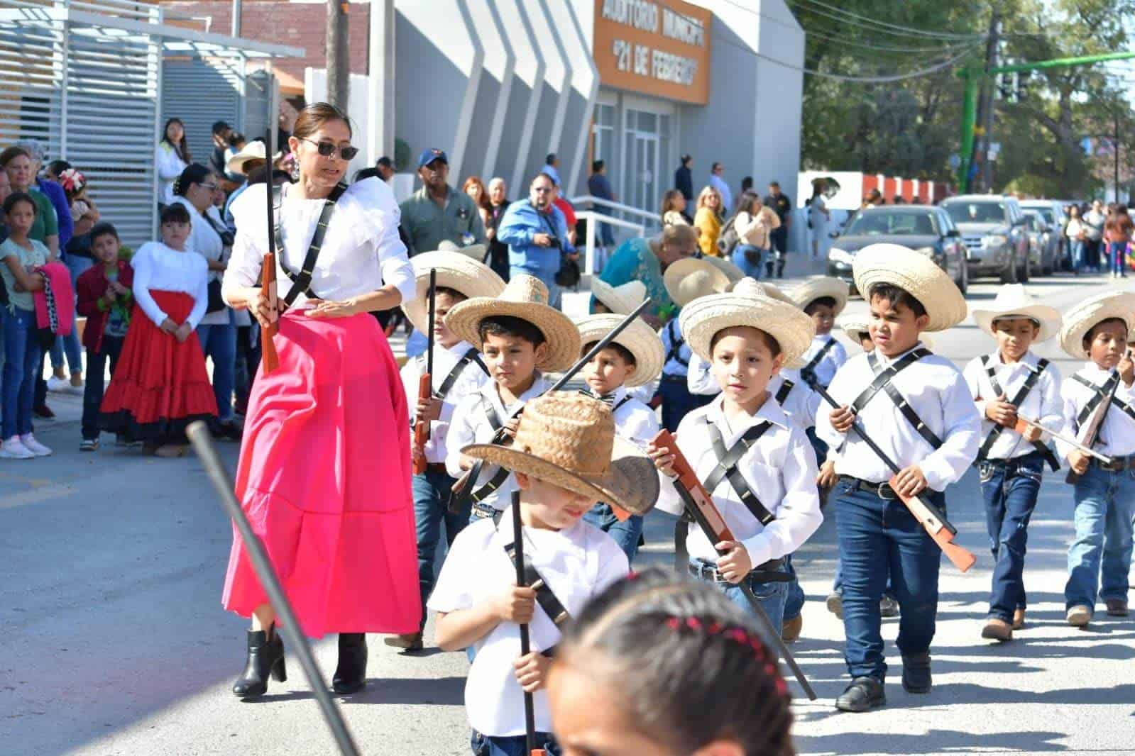 Desfile revolucionario llena de color las calles del municipio de Nava