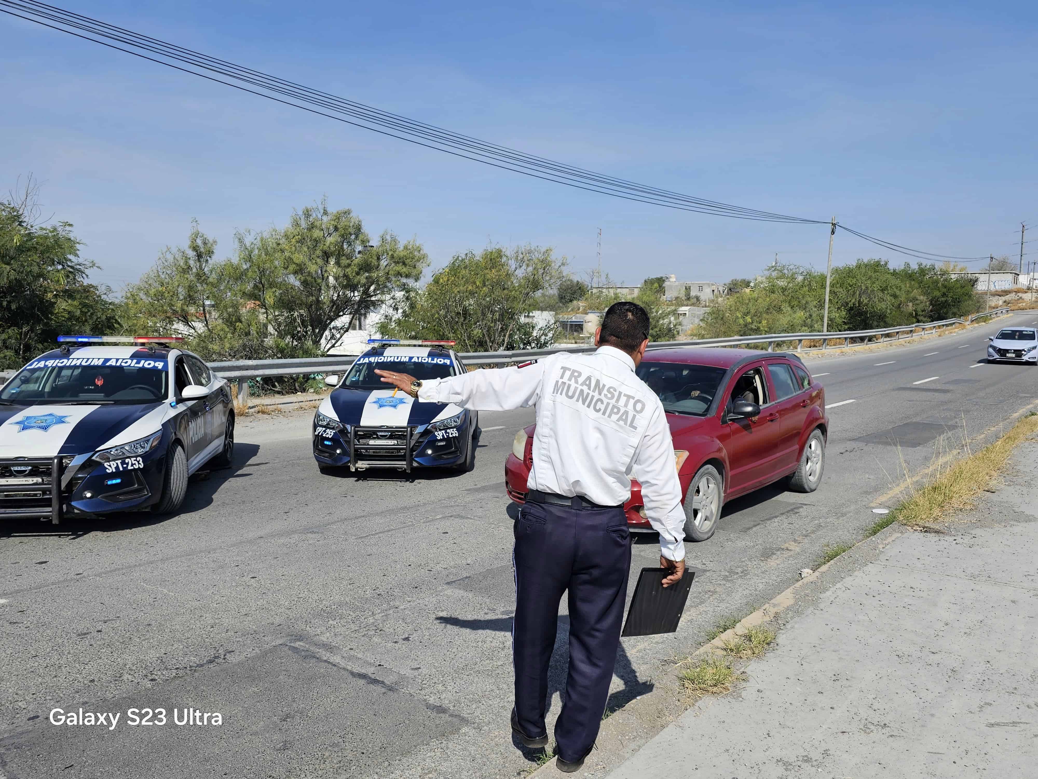 Realizan operativo contra automovilistas que no portan cinturón de seguridad.