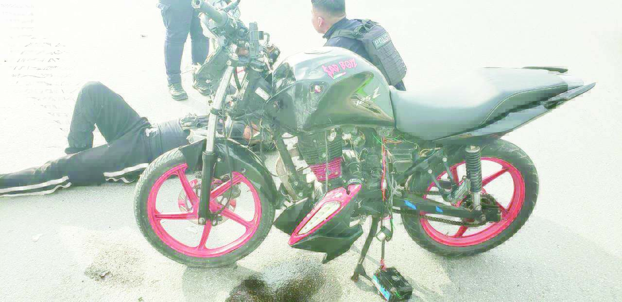 Embiste camioneta a motociclista