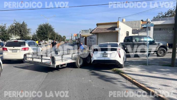 Le cierra paso a auto con traila