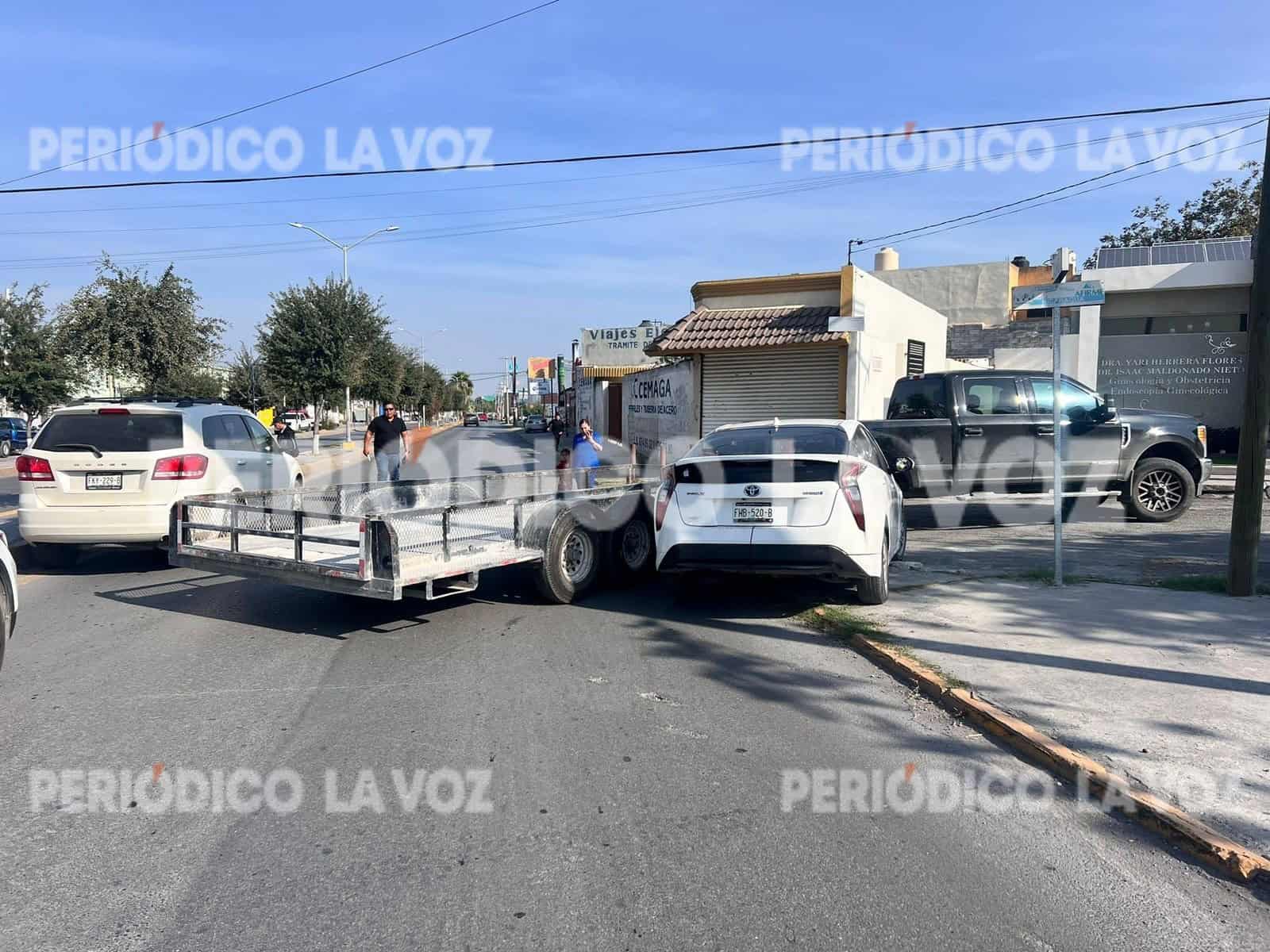 Le cierra paso a auto con traila