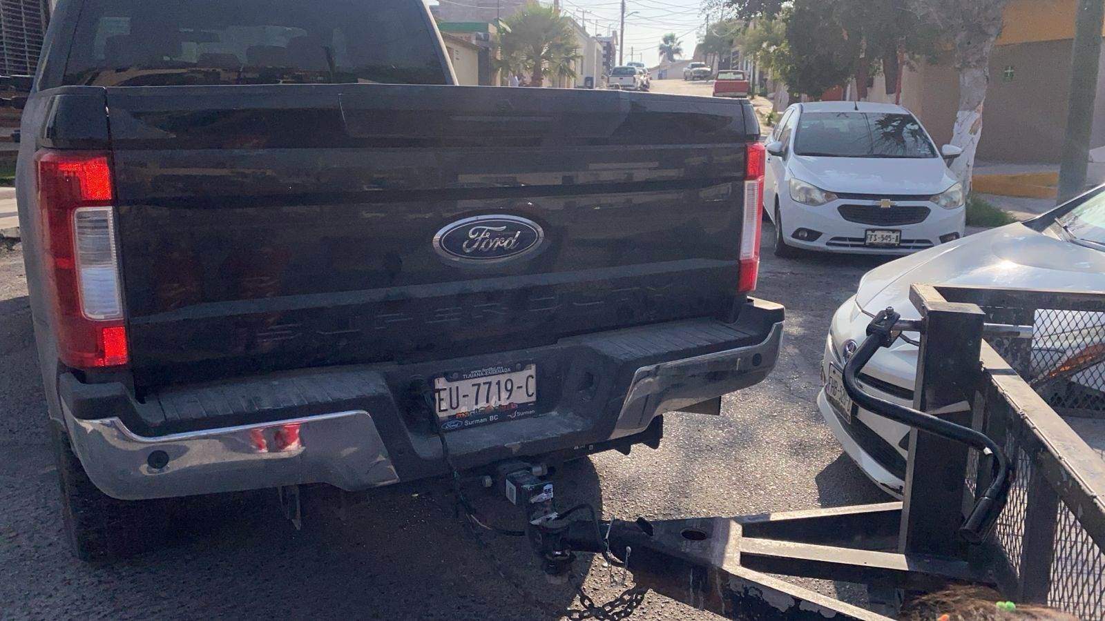 Le cierra paso a auto con traila