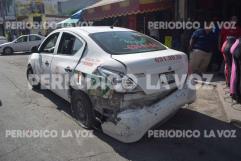 Le arranca trailero defensa a taxista