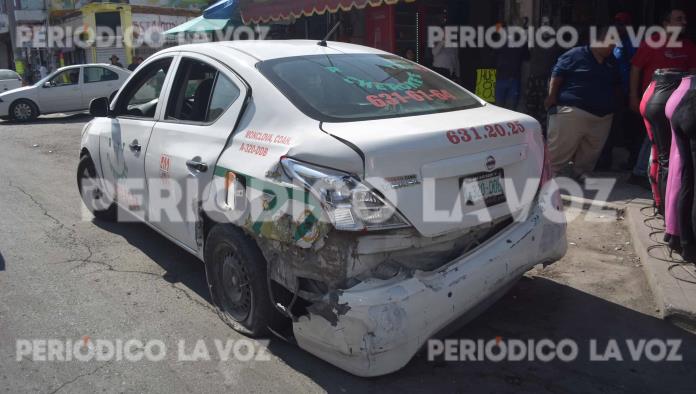 Le arranca trailero defensa a taxista