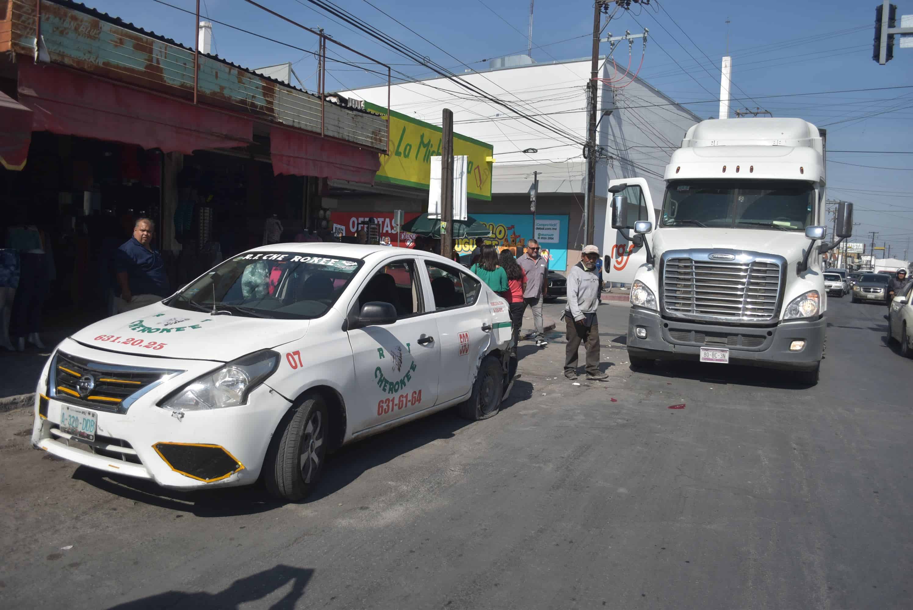 Le arranca trailero defensa a taxista