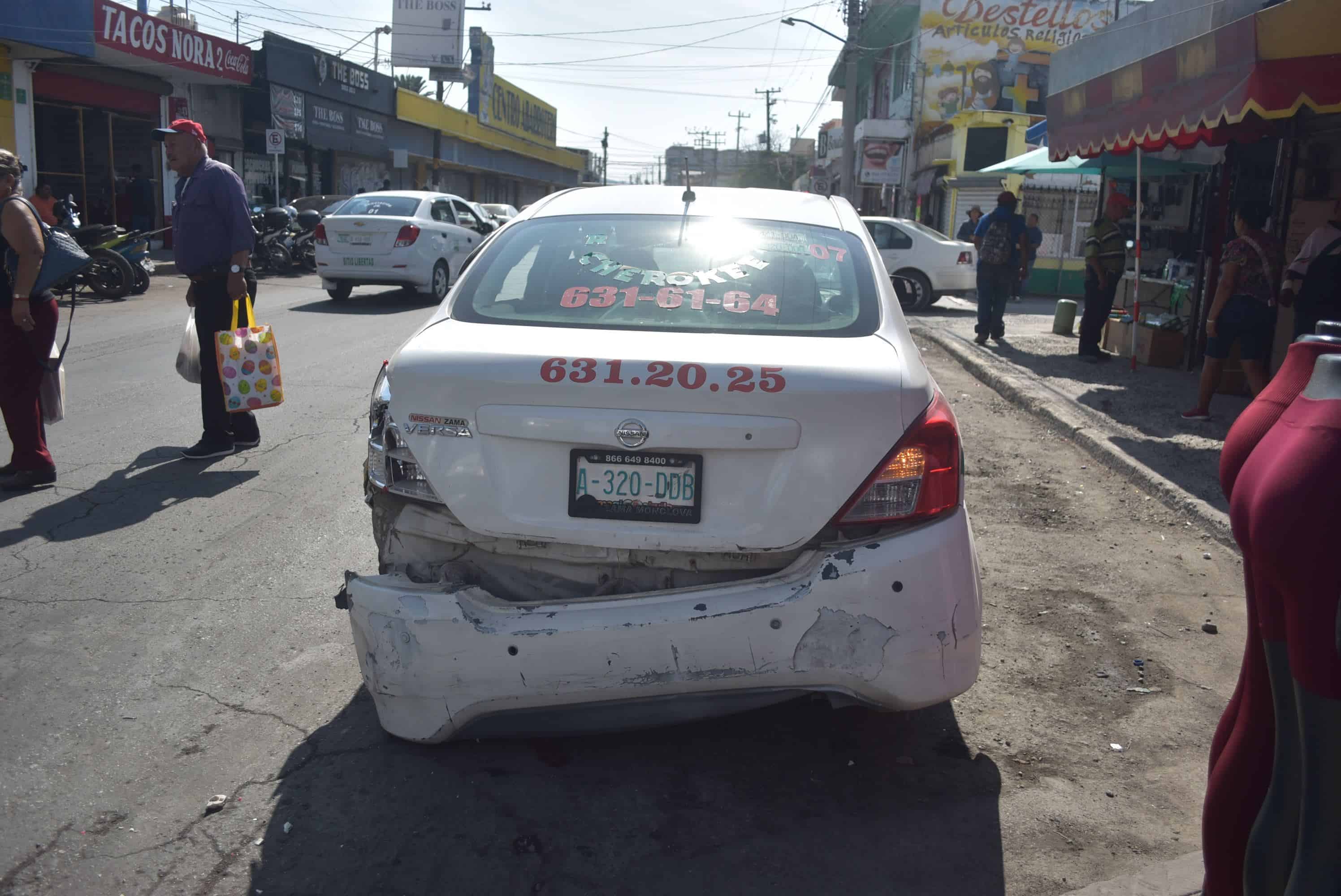 Le arranca trailero defensa a taxista