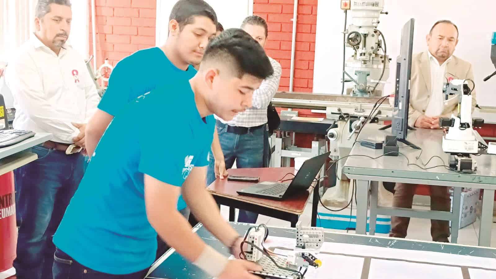 Juan Carlos Lozano Rodríguez profesor de robótica en el CECYTEC.