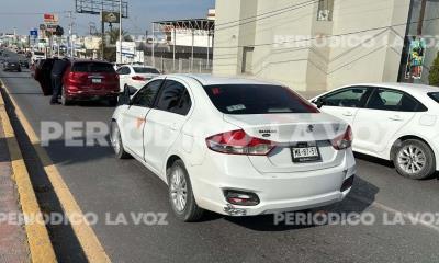 Embarra auto en camioneta