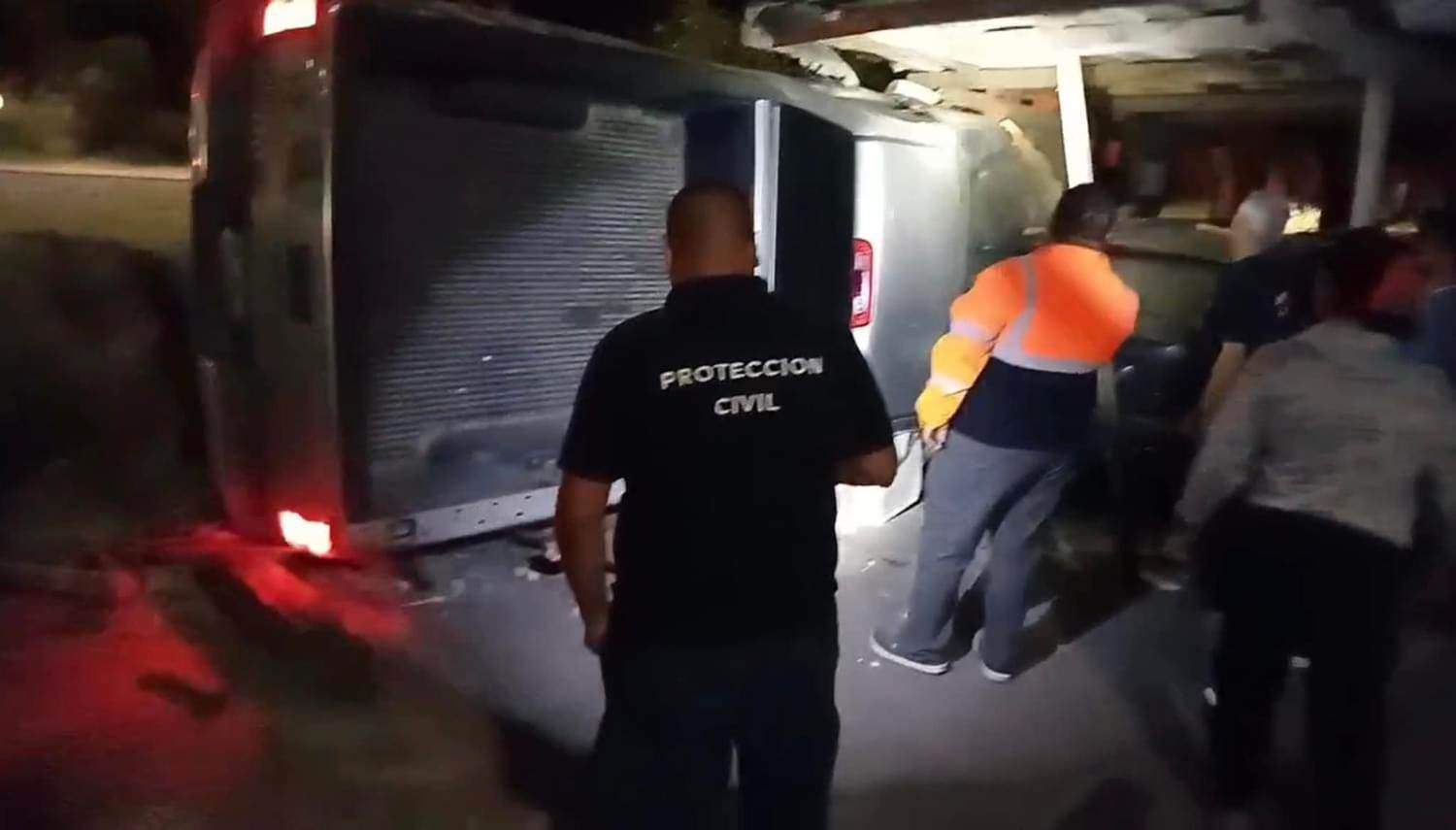 La camioneta terminó volcada.