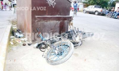 Embiste de frente a joven en moto