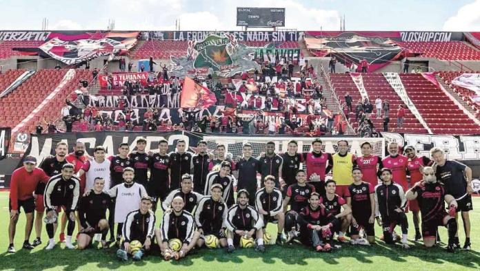 Xolos es cobijado por su afición previo al partido ante América