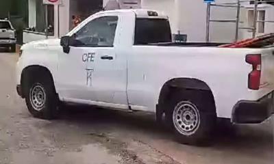 Hombres armados usan camioneta de la CFE en Culiacán