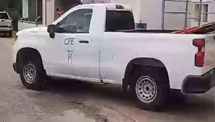 Hombres armados usan camioneta de la CFE en Culiacán