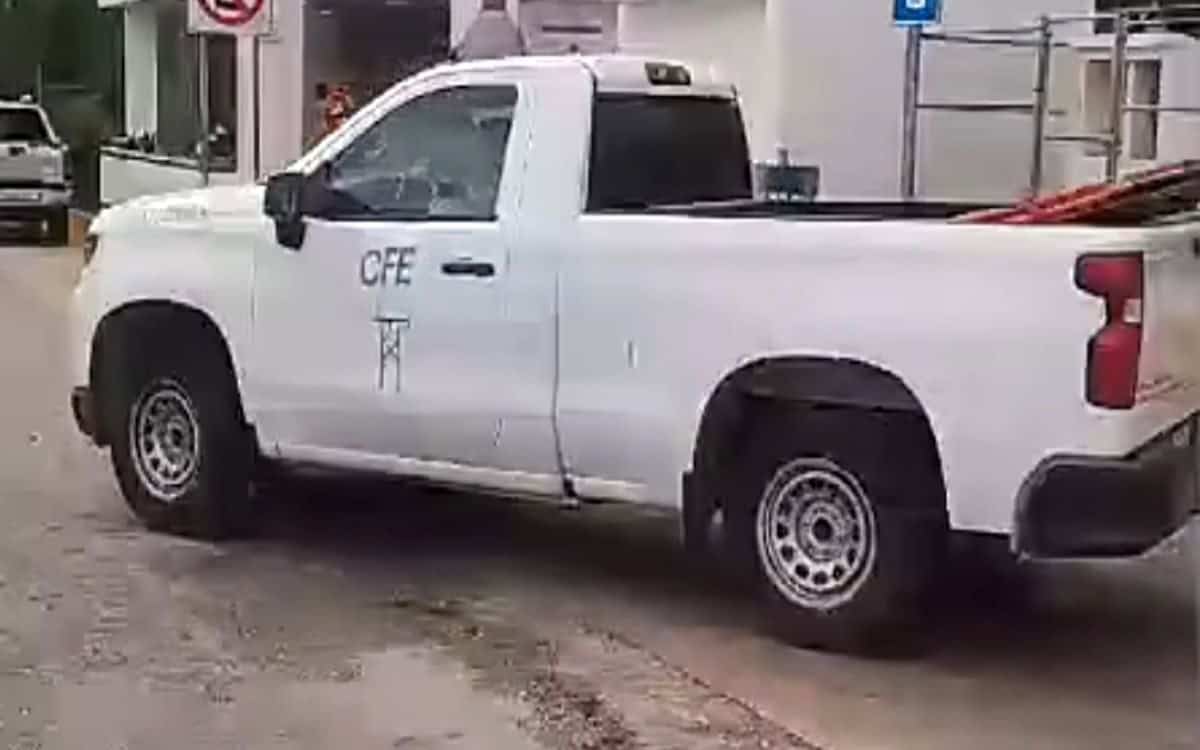 Hombres armados usan camioneta de la CFE en Culiacán