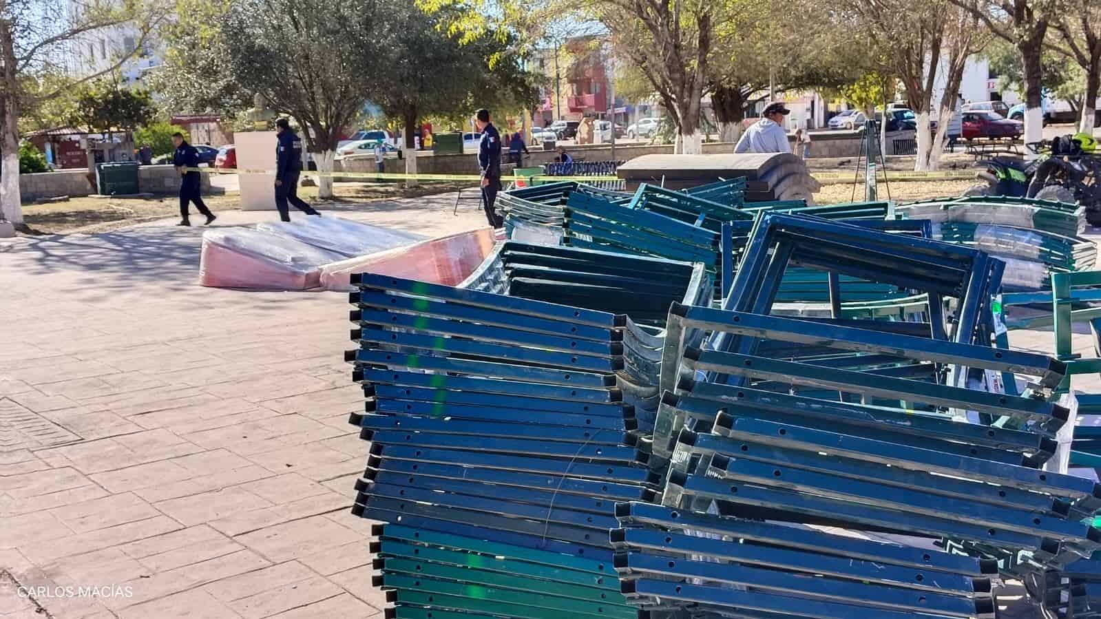 Policías municipales colocan cinta perimetral donde se instalarán el pino y la Villa Navideña.