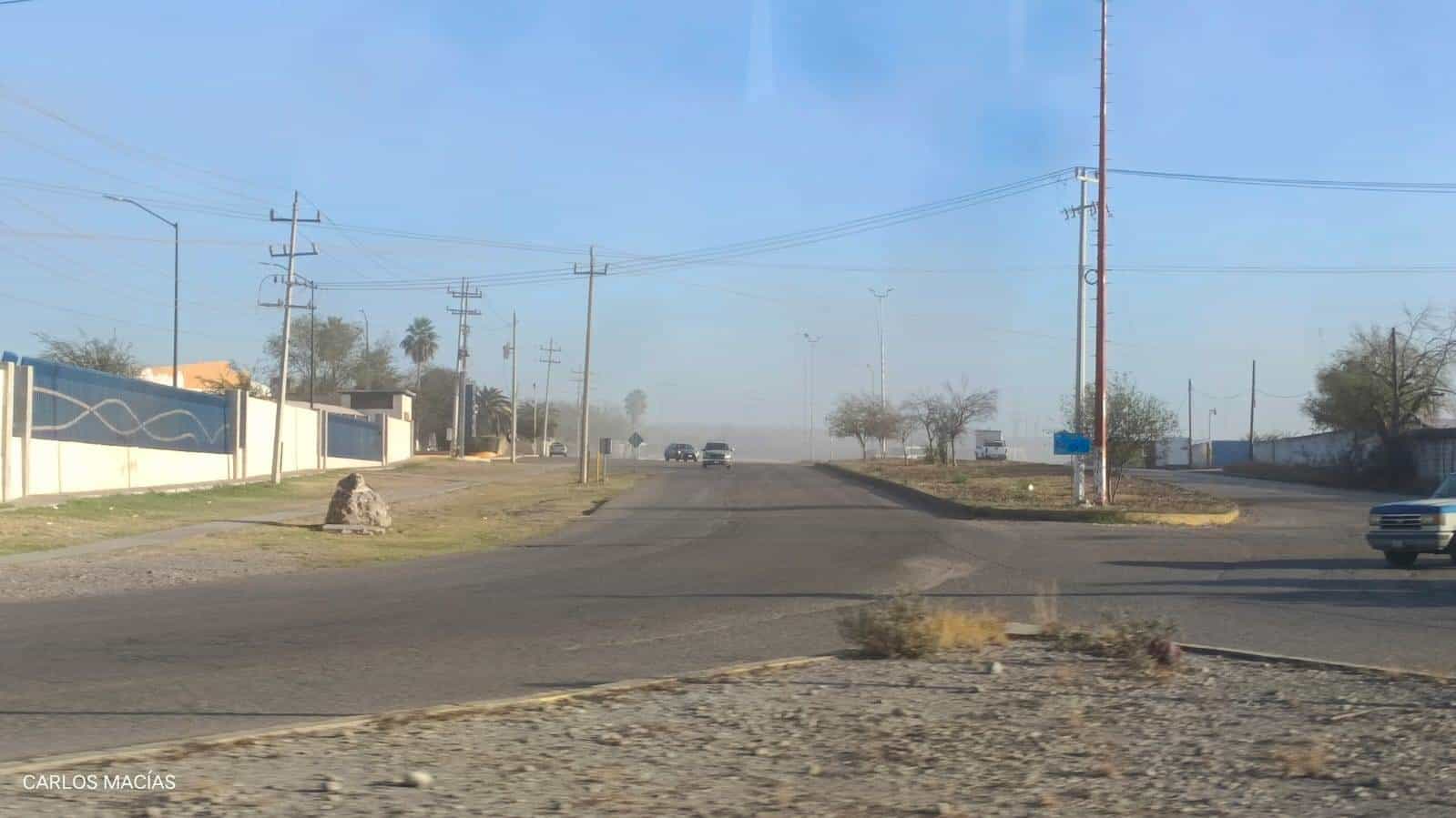 Humo del basurero municipal de Nueva Rosita cubre el libramiento norte y sus colonias.
