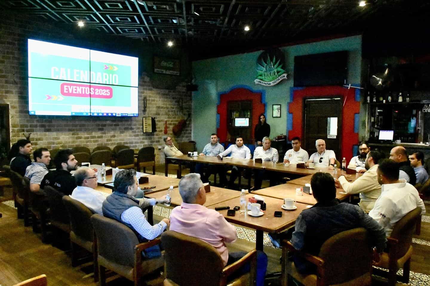 Se reúne el alcalde electo Carlos Villarreal con representantes de la Iniciativa Privada.