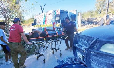 Choque entre pickup y motocicleta deja dos lesionados en Allende