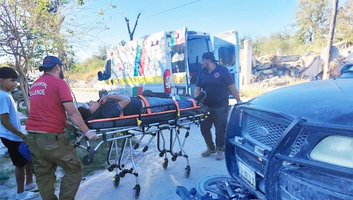 Choque entre pickup y motocicleta deja dos lesionados en Allende