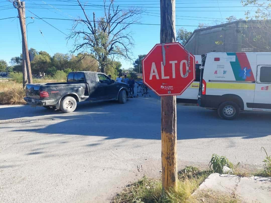 Choque entre pickup y motocicleta deja dos lesionados en Allende