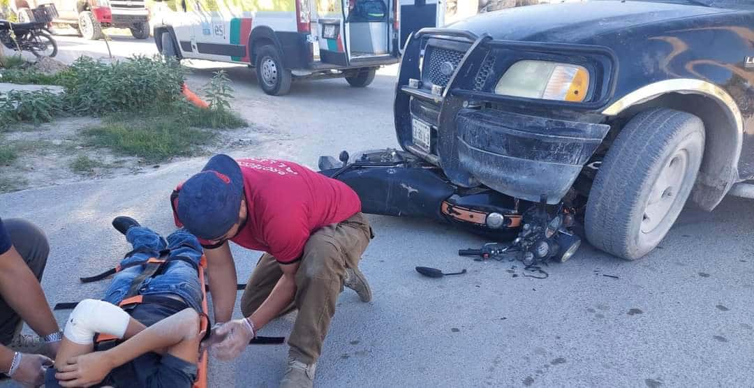 Choque entre pickup y motocicleta deja dos lesionados en Allende