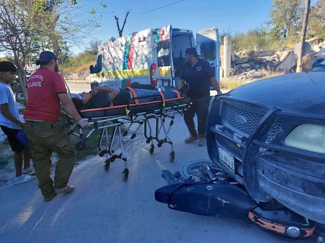 Choque entre pickup y motocicleta deja dos lesionados en Allende